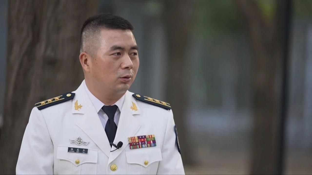 张美玉，男，苗族，1982年8月出生，贵州剑河县人，海军海南舰舰长，清华国防生出