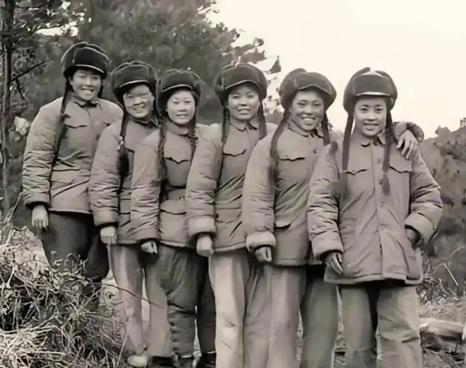 1952年11月25日上甘岭战役结束后，六名志愿军女兵留下了这张珍贵的合影。她