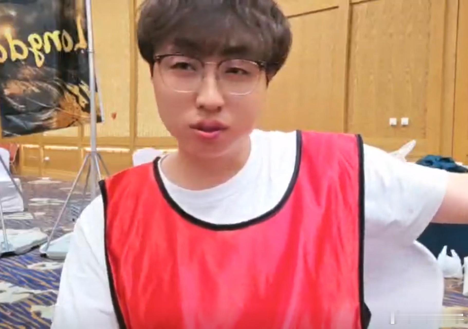 这两天枫哥队南枫表现一直不好，被水友冲烂了，枫哥给南枫说情“这跟保不保有啥关系啊