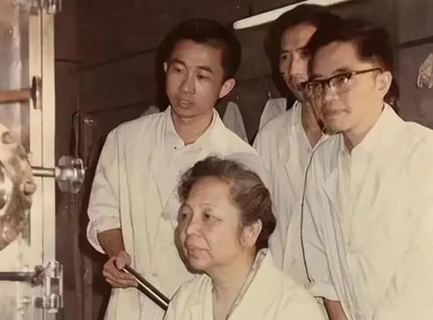 1957年，美国海关强行扣押了中国一女子行李箱里的6800美金。然而，女子竟然微