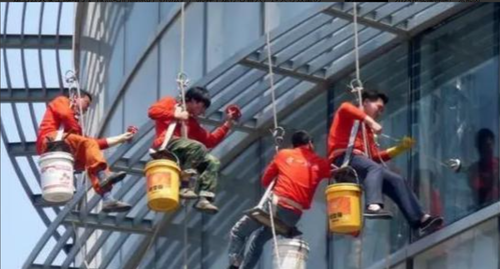 “这个缺德大爷彻底火了！”江苏南京，男子高空作业粉刷外墙，刷到5楼时，被一个70