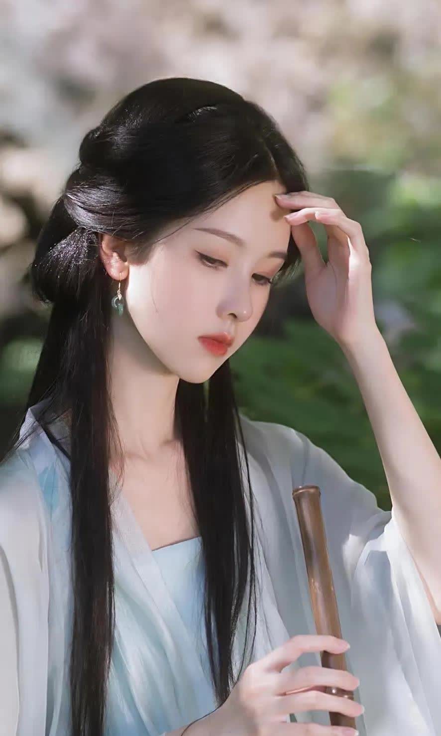 陈都灵真的有一种独特的美在娱乐圈里，她身上的干净气质很罕见清澈透亮每