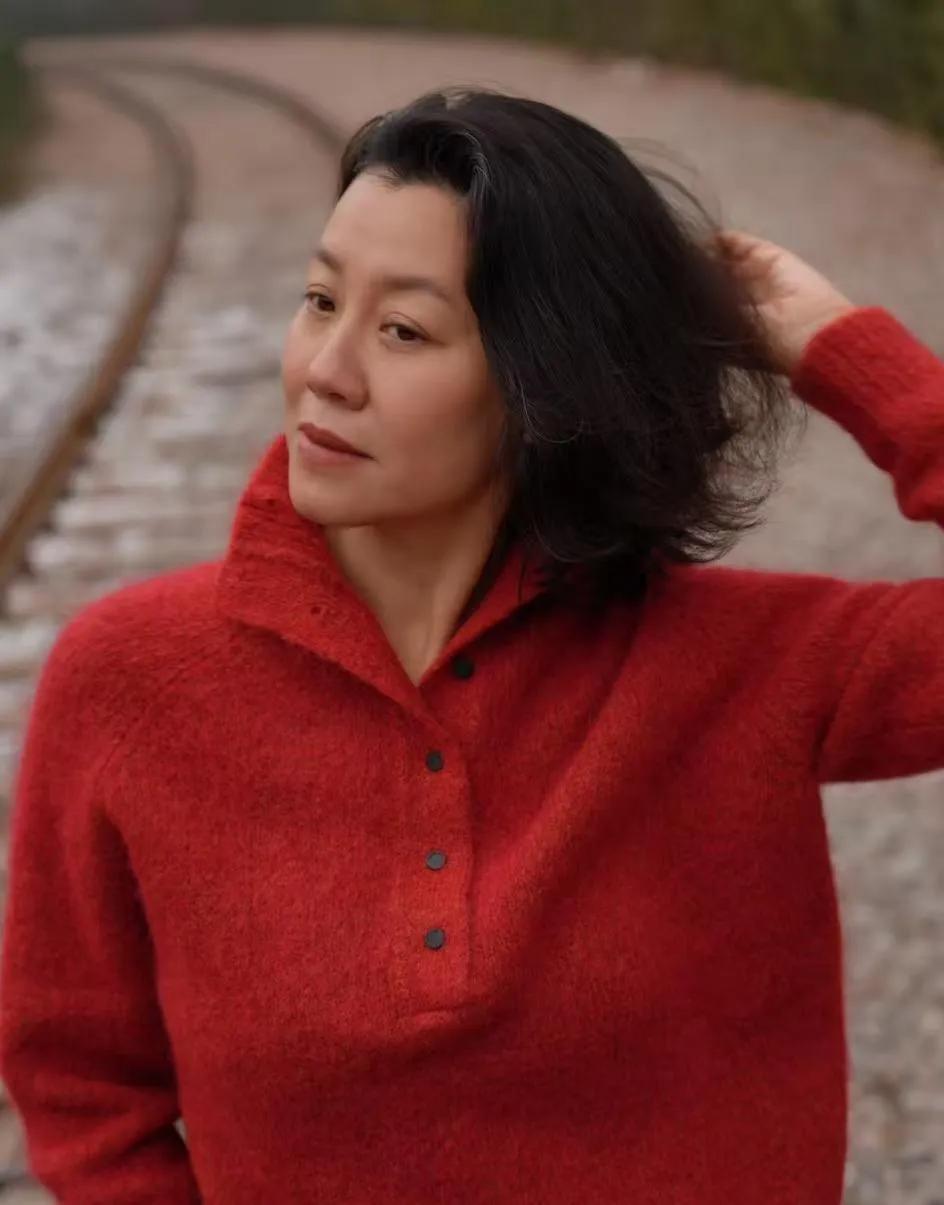 52岁刘琳，把红毛衣穿成了减龄教科书！一头利落短发，搭配一件红毛衣和牛仔裤