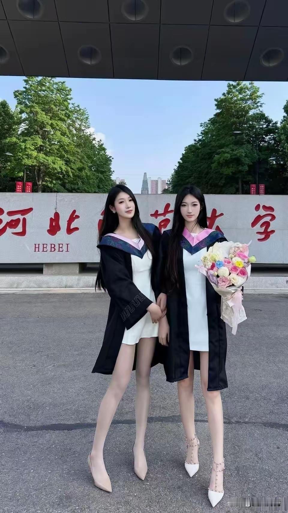 又是一年毕业季，这一对河北师范大学毕业的校花长得好像，不知道的还以为俩人是双胞胎