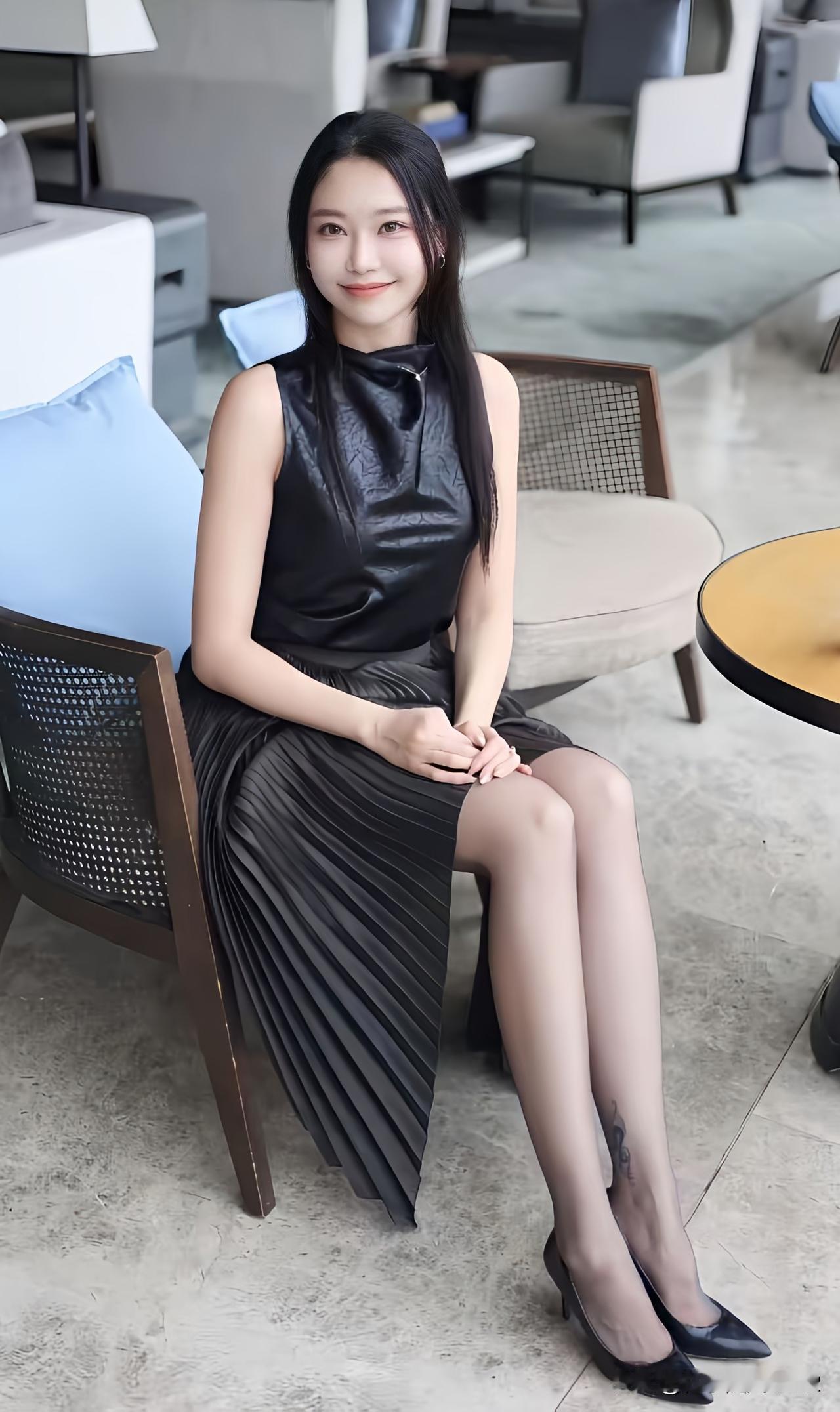 简约冷调商务穿搭，亮面背心+垂感百褶裙，显瘦又精致[玫瑰][玫瑰]
