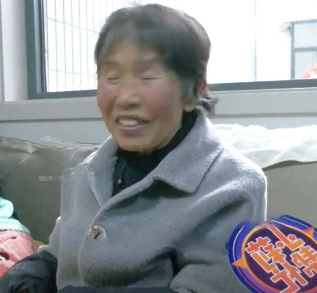 河南新乡，ICU门口，婆婆握着儿媳的手：“我不怕你花钱，只要病好了喊我一声妈就行