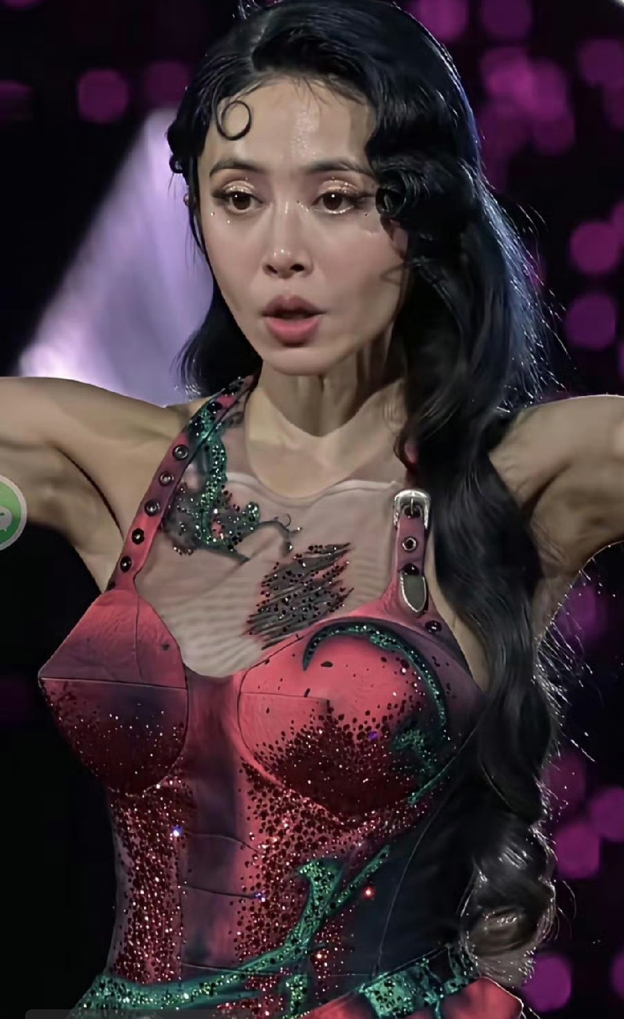 感觉蔡依林一下子老了不少，可她是健身达人，肌肉线条极为明显。此前她晒出的照片中，手臂肌肉轮廓清晰，肱