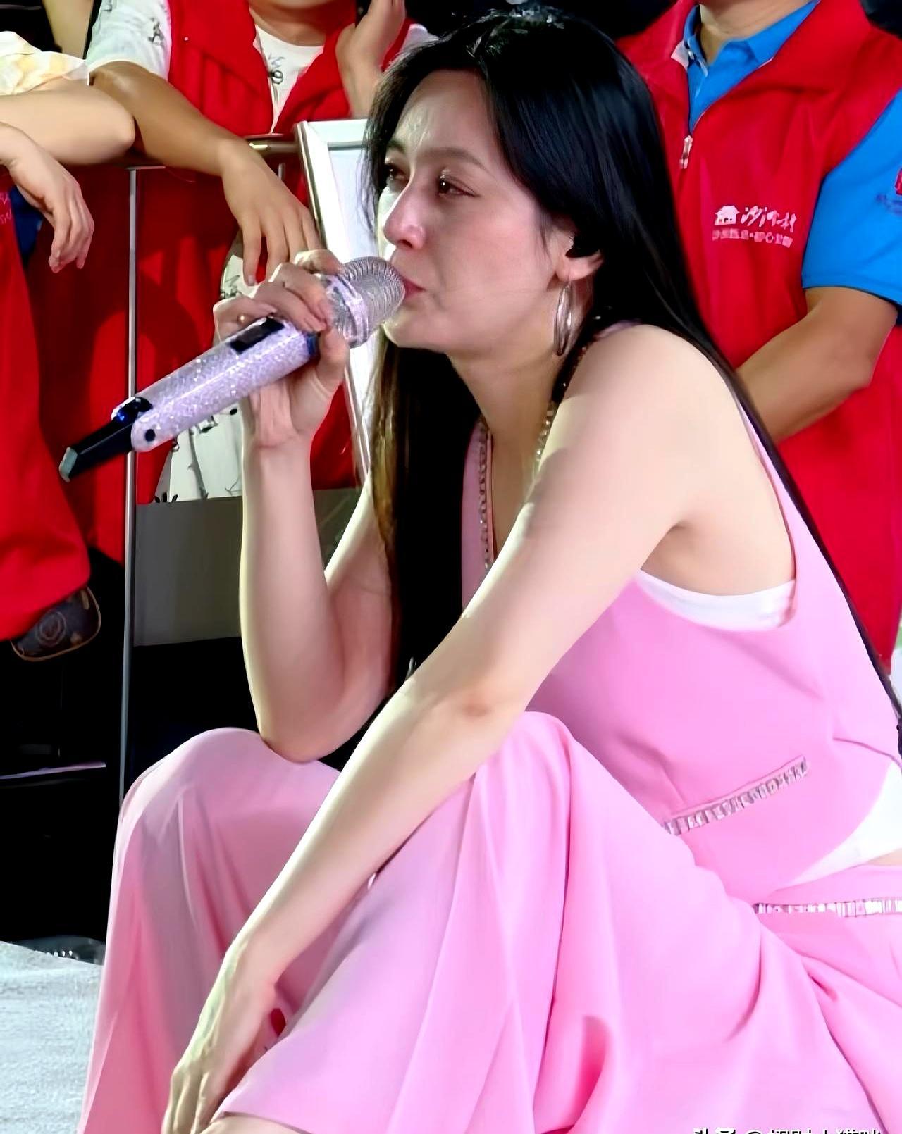 演唱会现场突发意外！只因台下观众喊了一句“唐老鸭”，台上歌手当场中断表演，要求