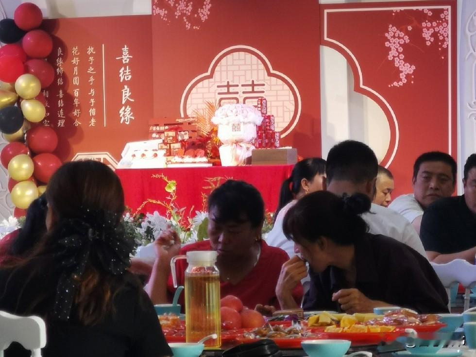 今天，我邻居家的儿子终于订婚了。坐标山西临汾尧都区，我们这边的规矩：订婚当天，