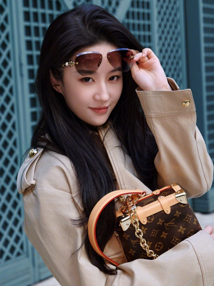 1.陈晓跟刘亦菲之前有个二搭项目，只是刘亦菲那边不愿意，最后黄了。2.迪丽热