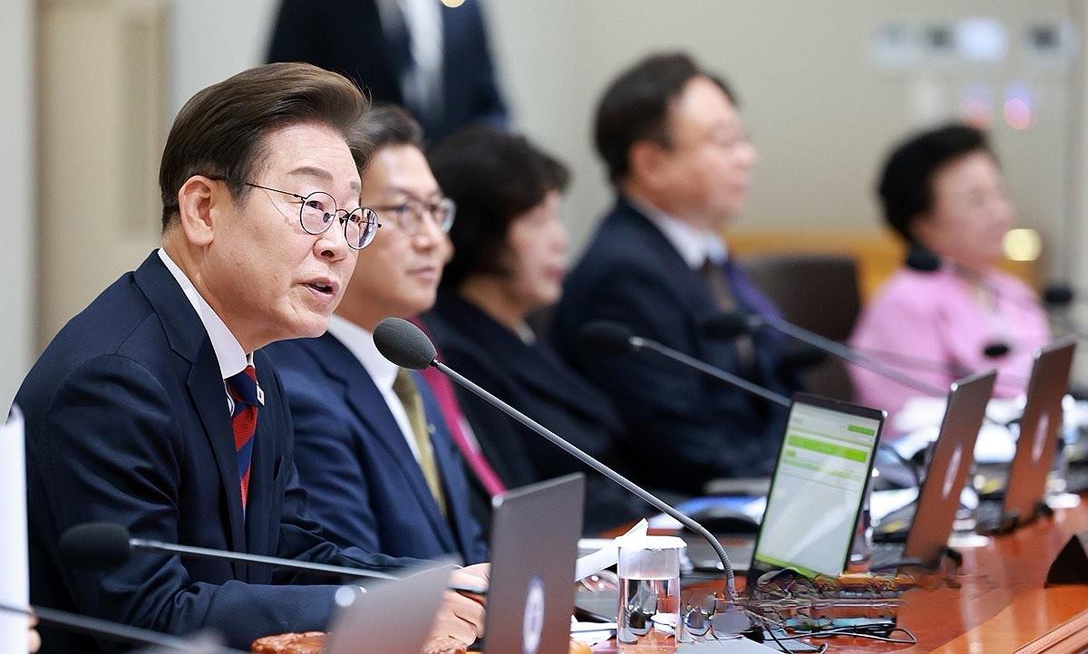 第一次国务会议，面对尹锡悦的老部下。李在明:“有点尴尬吧。我们笑一下吧。我需