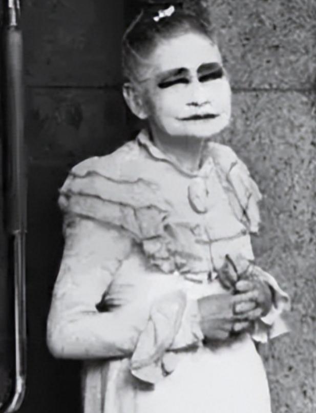 照片中这个打扮妖娆的日本老太，74岁高龄却仍在街头拉客，她还有个奇怪规矩：客人可