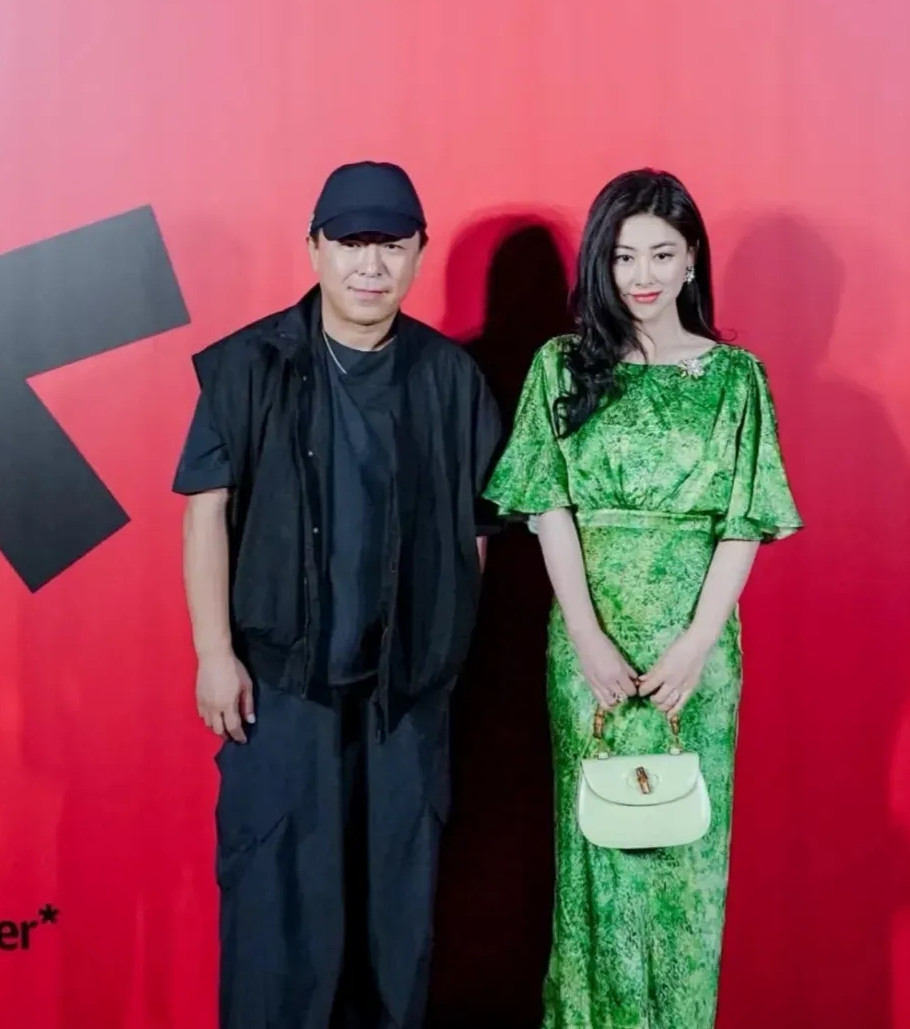 朱珠，这绿色裙子绝了，换作她人穿会不会土掉渣。