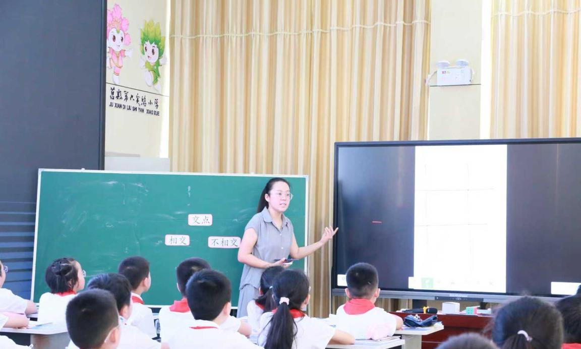 我干了30多年的小学教育工作，感觉小学教师最缺的是：●教学方法创新不足。小学教