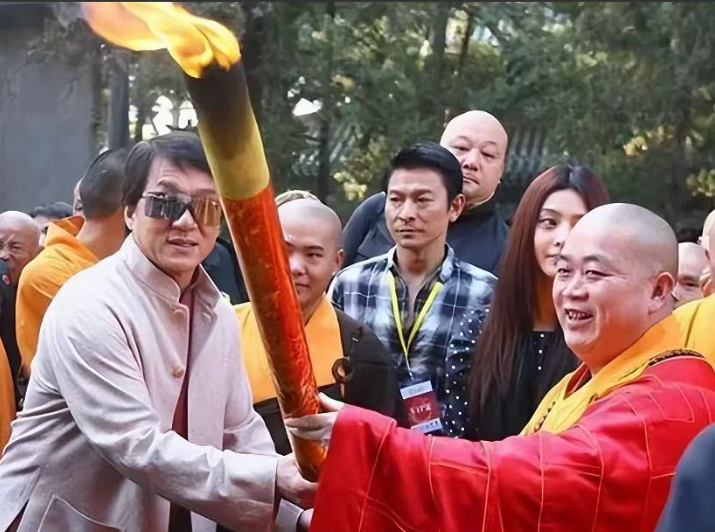 释永信确实不是一般人，普通人很难和他说上话，但他的朋友却遍布全球。著名武