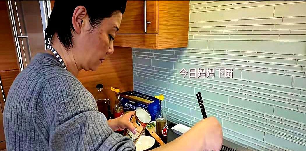 年夜饭在美国厨房包饺子，冯小刚被骂惨了。你猜怎么着？他一手撑着台面，一手拿筷