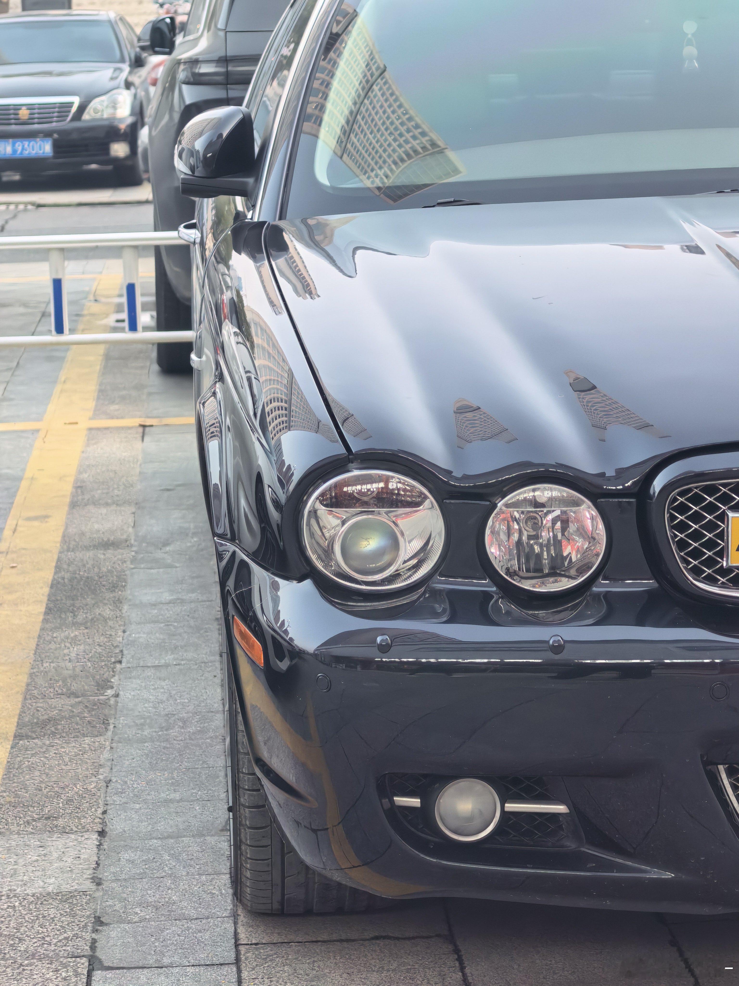 老车越看越有味道，瞅半天才想起来拍两张图老捷豹比老A8韵味还足，远观吧