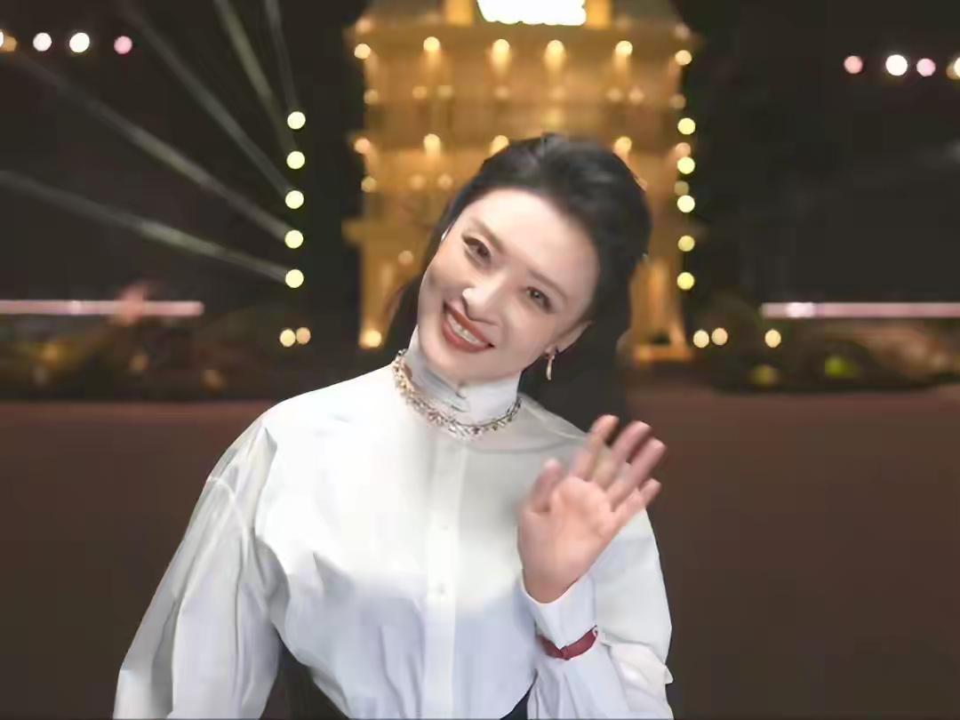 曾经家喻户晓的央视当家女主持，事业一路顺风顺水，舞台上从容大方。她和丈夫相守整整