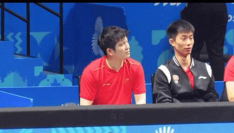 樊振东赛后跟周恺和教练一起复盘，不停比划，一脸困惑的样子。确实，今天樊振东好几个