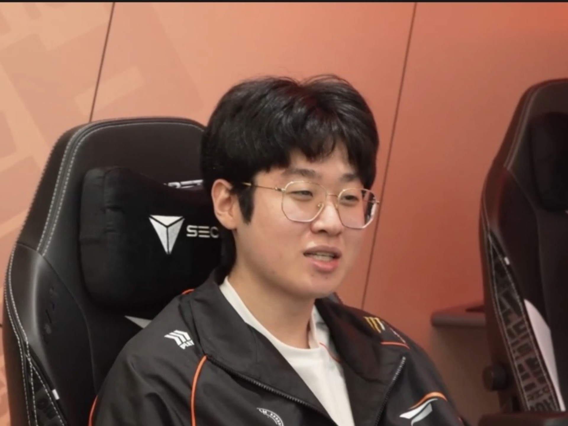 Zeus狂练AD上单最近的上路刮起了长手的风昨天Bin哥VN三杀战胜IG，VN一