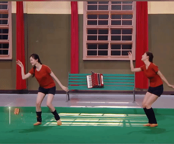 钟楚曦和苗苗跳得都好，但是眼睛一直忍不住看苗苗，专业角度不懂，反正两个人都是学跳