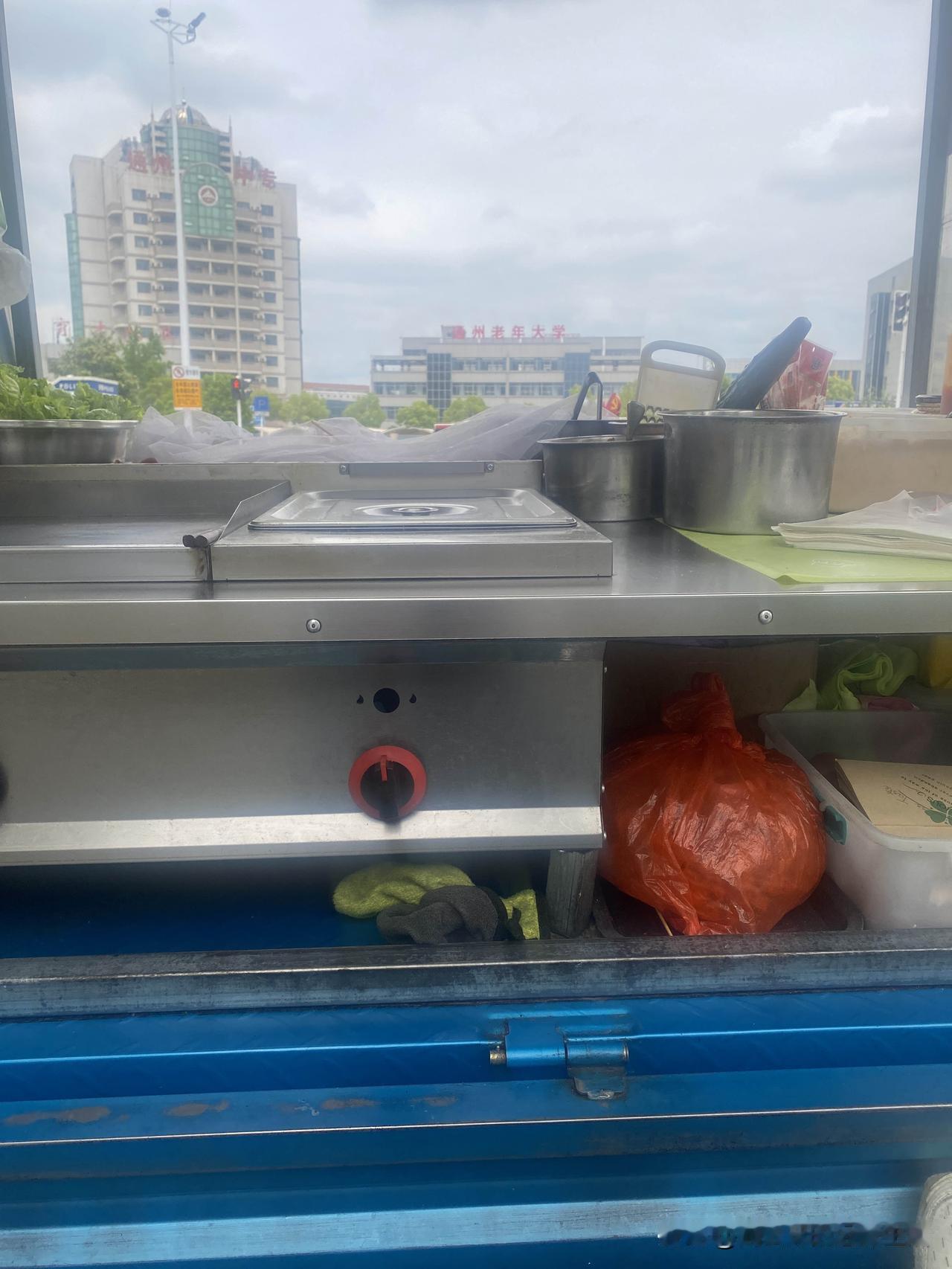 昨天大风大雨没出摊，今天没有下雨了但是风挺大的，还是得出摊了，摆摊就是这样，休息
