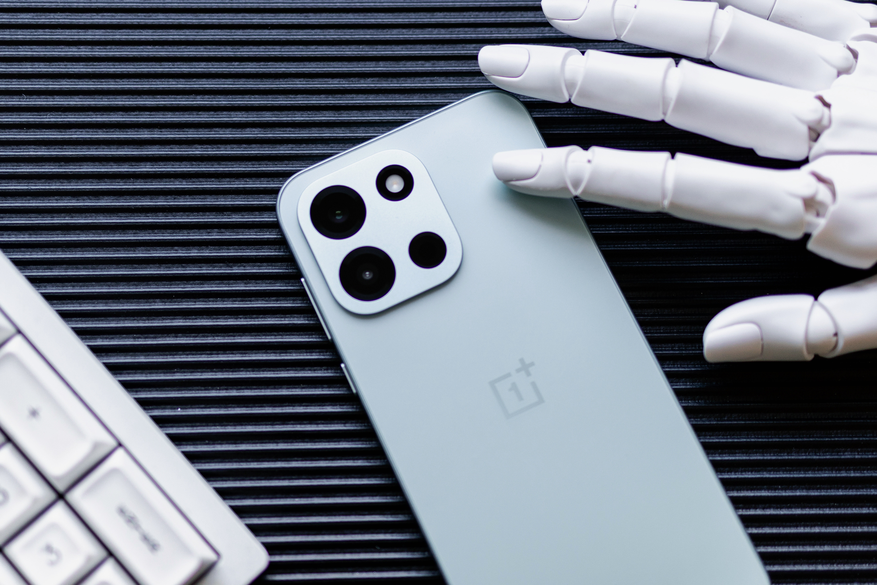 9000mAh大电池，竟能把机身做得这么薄！一加Turbo6这抹「旷野青」通透