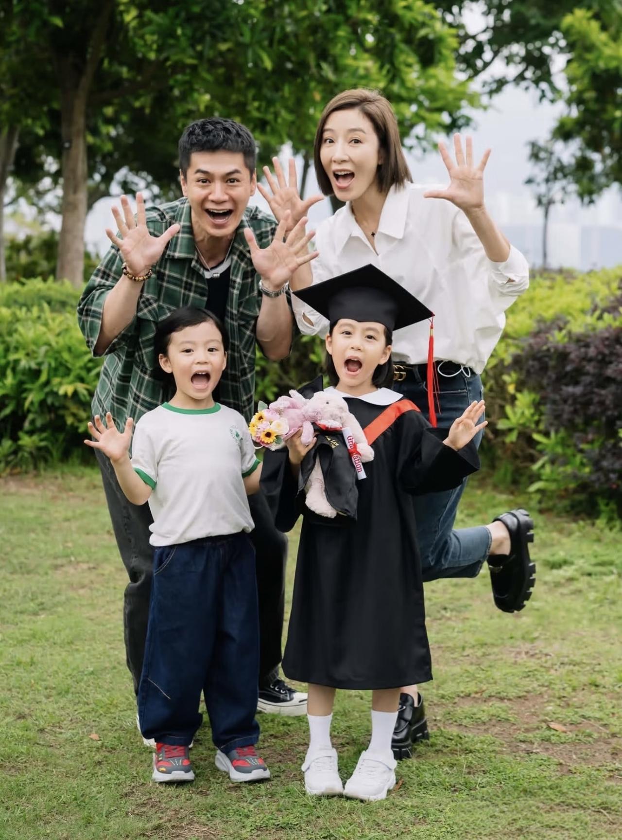 杨怡和罗仲谦夫妇为6岁女儿庆祝幼儿园毕业，一家四口在草坪上拍摄合照，看起来好幸福