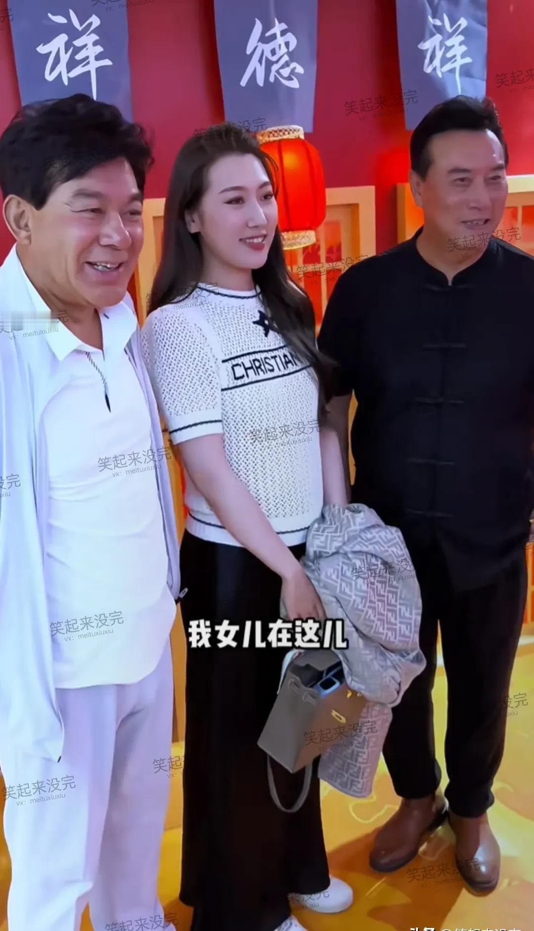 陈佩斯家这回真露脸了！妹妹妹夫带着闺女回国助阵，架势十足。亲戚这么能打还低