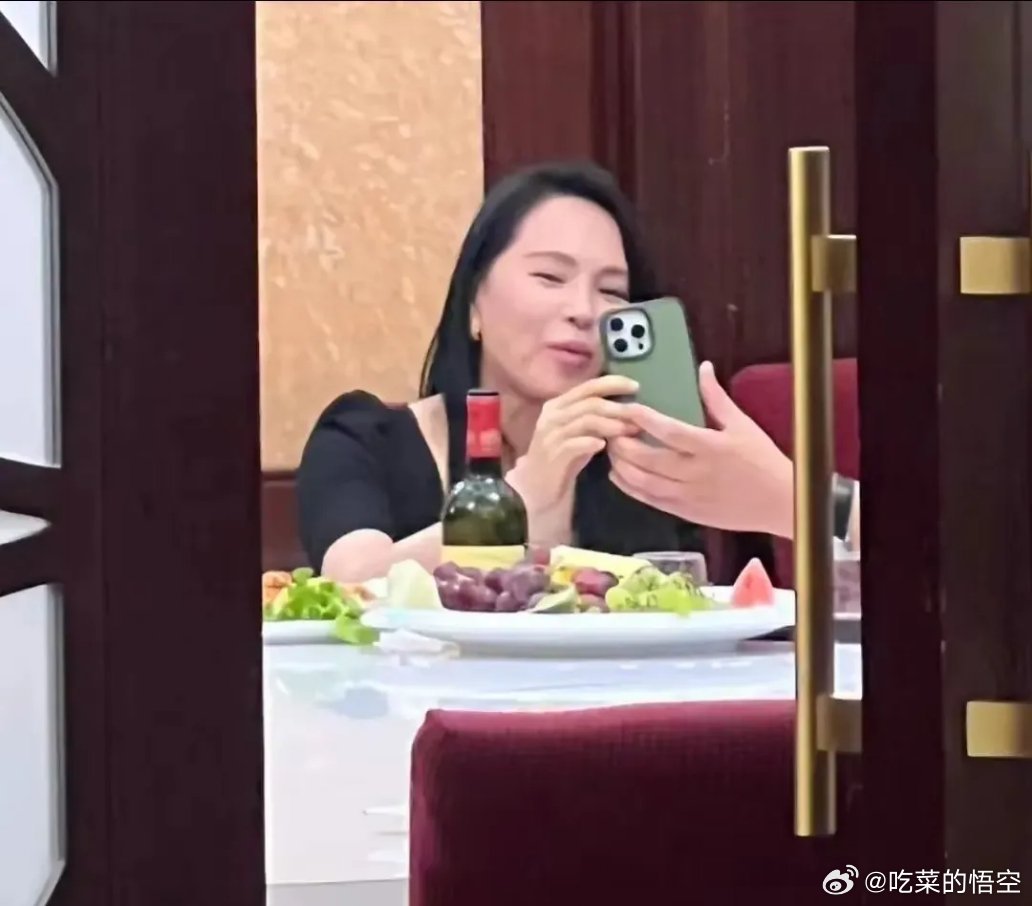 谁能想到这是伊能静？前几天被吐槽屁股凹陷，直接换上了阔腿牛仔裤……但是，年纪大了