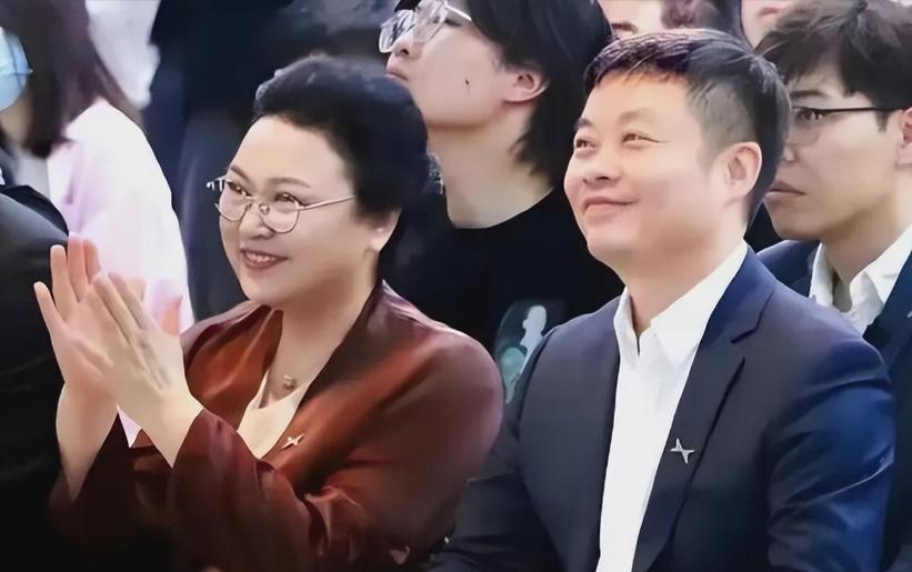 没有对比就没有伤害！31年没拿到1股，到小鹏2个月给了8600万，王凤英这波跳槽