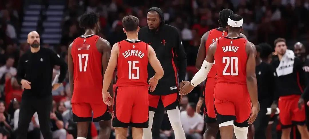 更衣室裂痕已经撕开战术板。申京在低位要球，杜兰特直接挥手示意拉开。阿门跑向