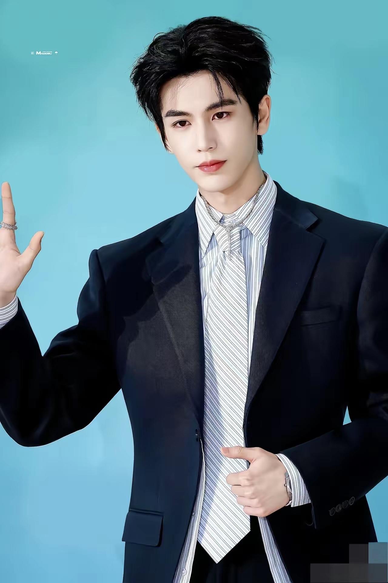 张凌赫呀张凌赫你藏的可是够深的让张凌赫来主持白玉兰奖的人，可真是个人才哪！​