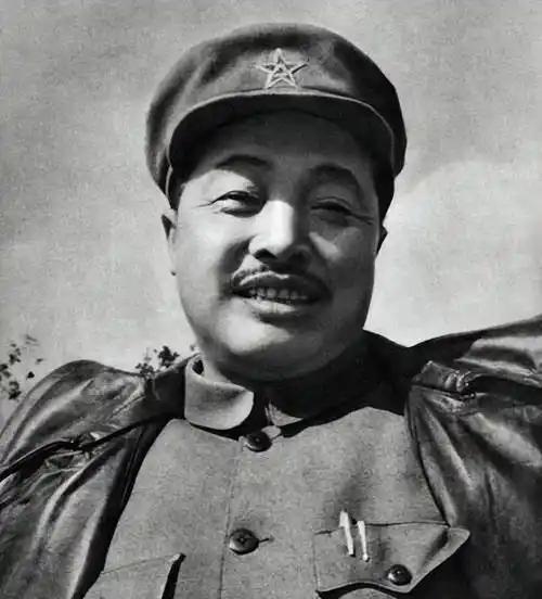 1954年，贺龙调任国家副总理，有一次，贺龙去参加一个重要会议，毛主席和贺龙两人