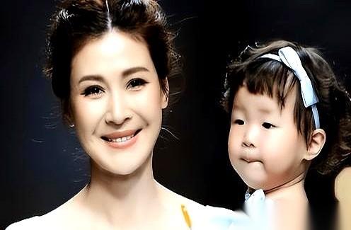 2011年，身家50亿的温州首富周旭辉，为了把“亮剑女神”童蕾追到手，直接把一辆