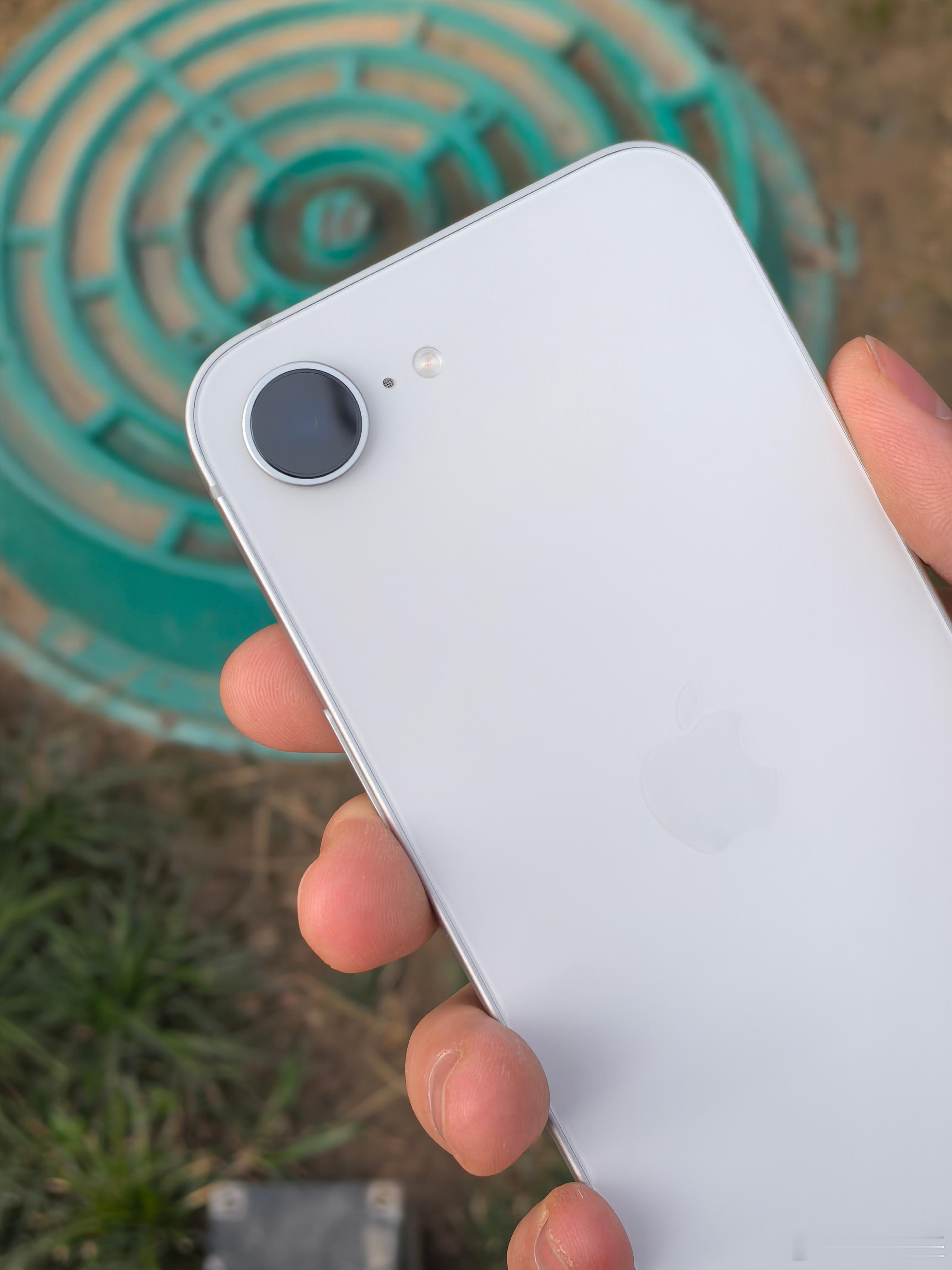 iPhone15SE最贴合小屏党需求，4.7英寸机身单手操控无压力，通勤