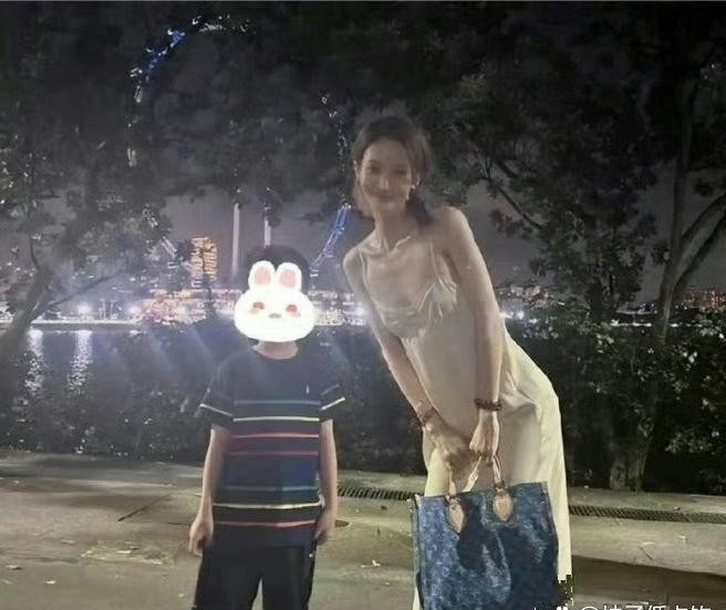 金晨太瘦啦，都快前胸贴后背了，再瘦可就不健康了，希望她能多吃点，保持好身体状态