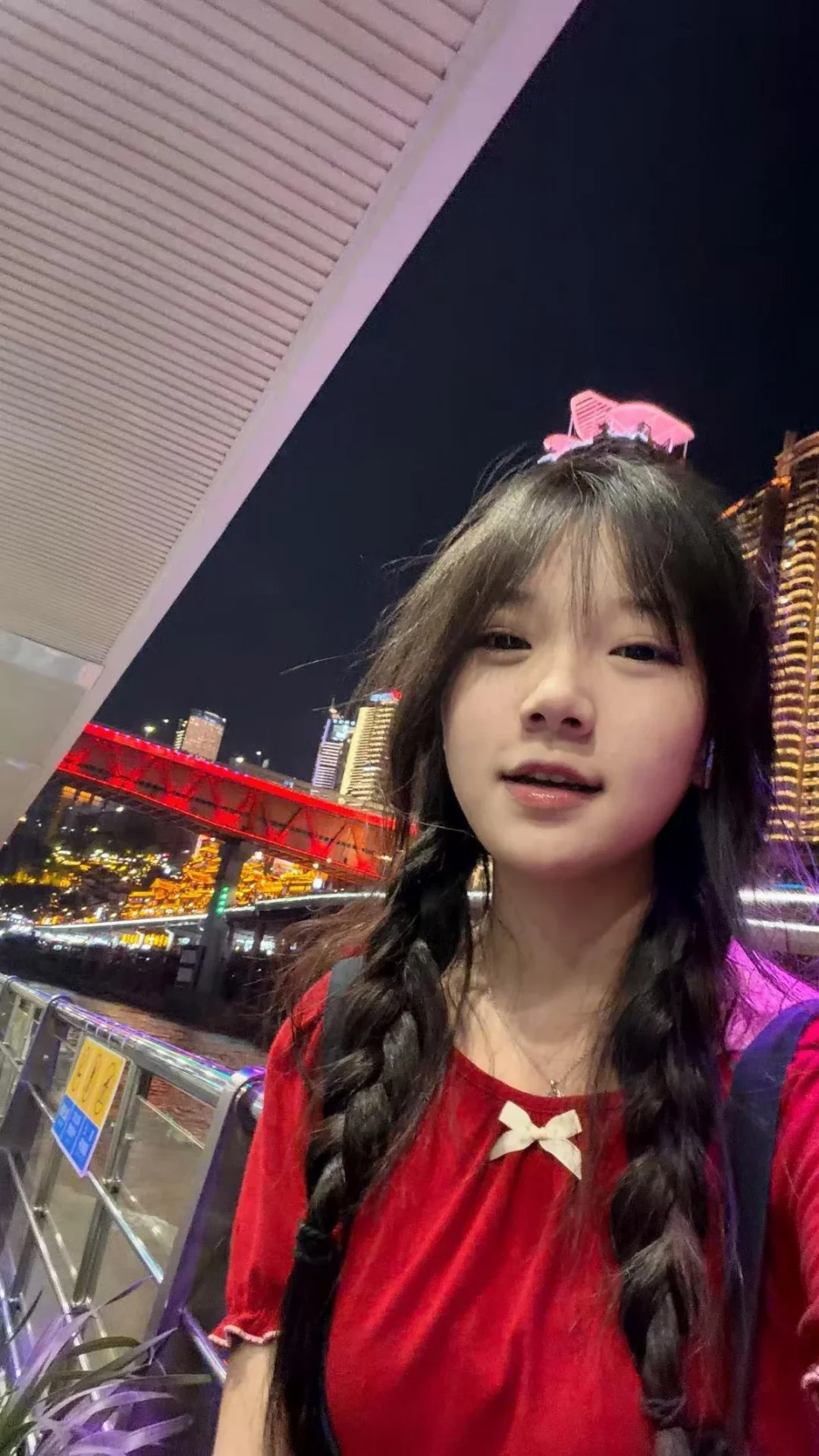 重庆的8D魔幻，连广告牌都这么有戏