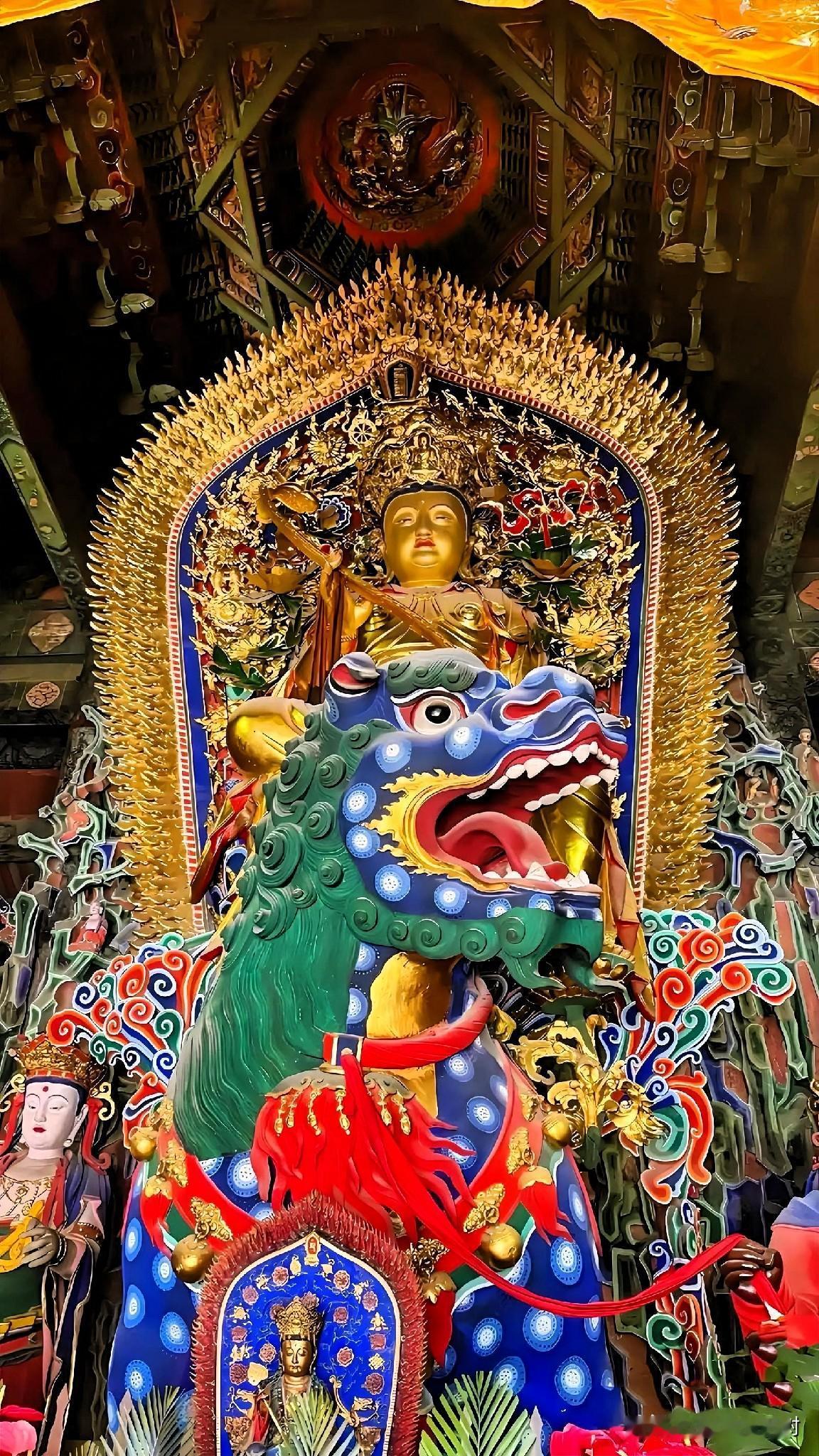 走遍大小古寺，五台山殊像寺这尊文殊菩萨，看过一次便再也忘不掉。金身文殊端坐蓝身