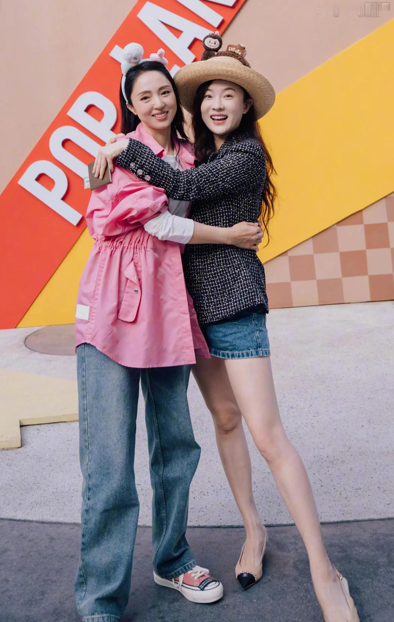 董璇和霍思燕相差一岁，但当年合影的她们霍思燕看起来更年轻有活力。女人幸不幸福真的