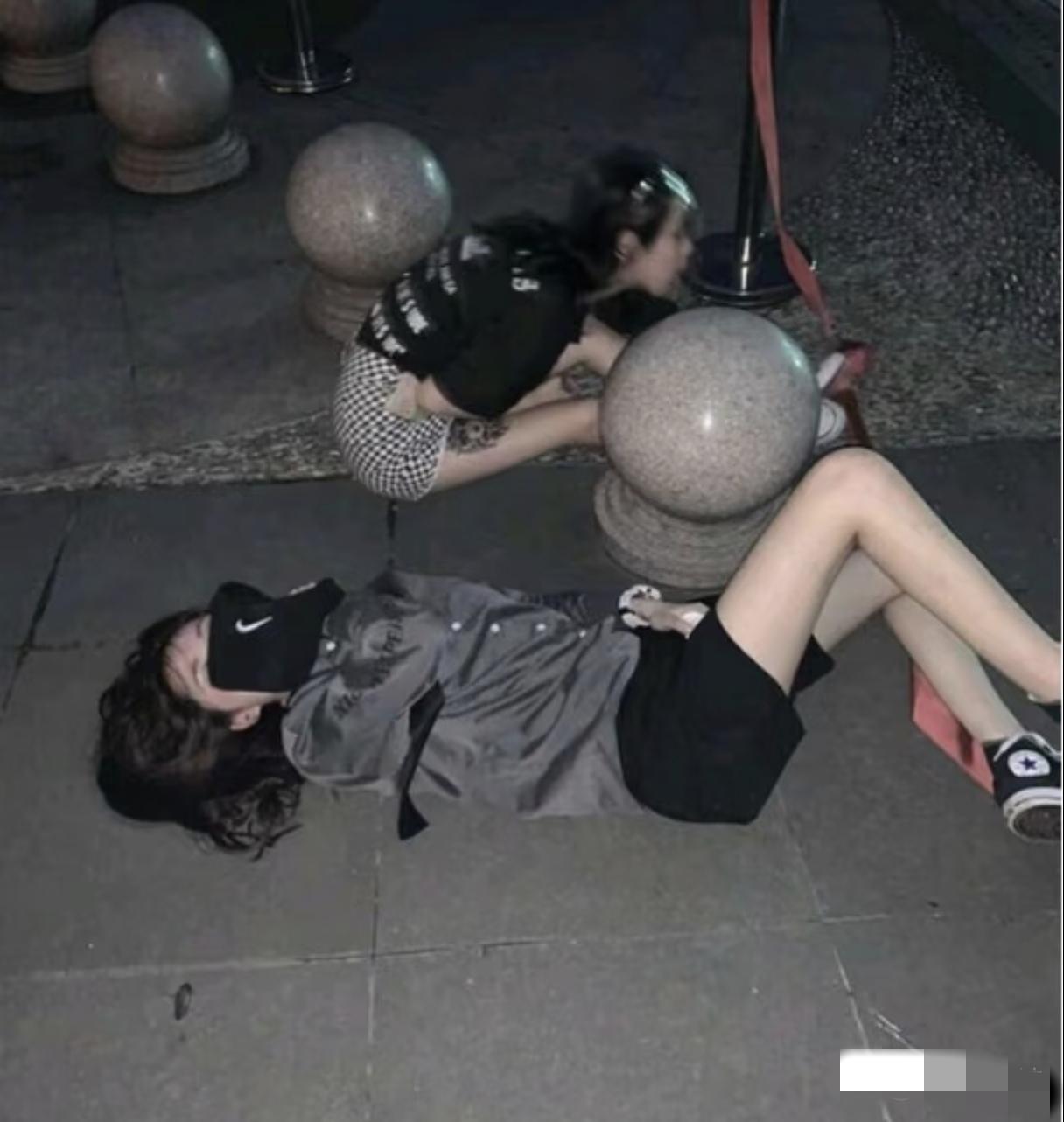这事儿不是段子，是真真切切发生的。两个姑娘喝断片，在街边睡了一整夜。早上惊醒，鞋
