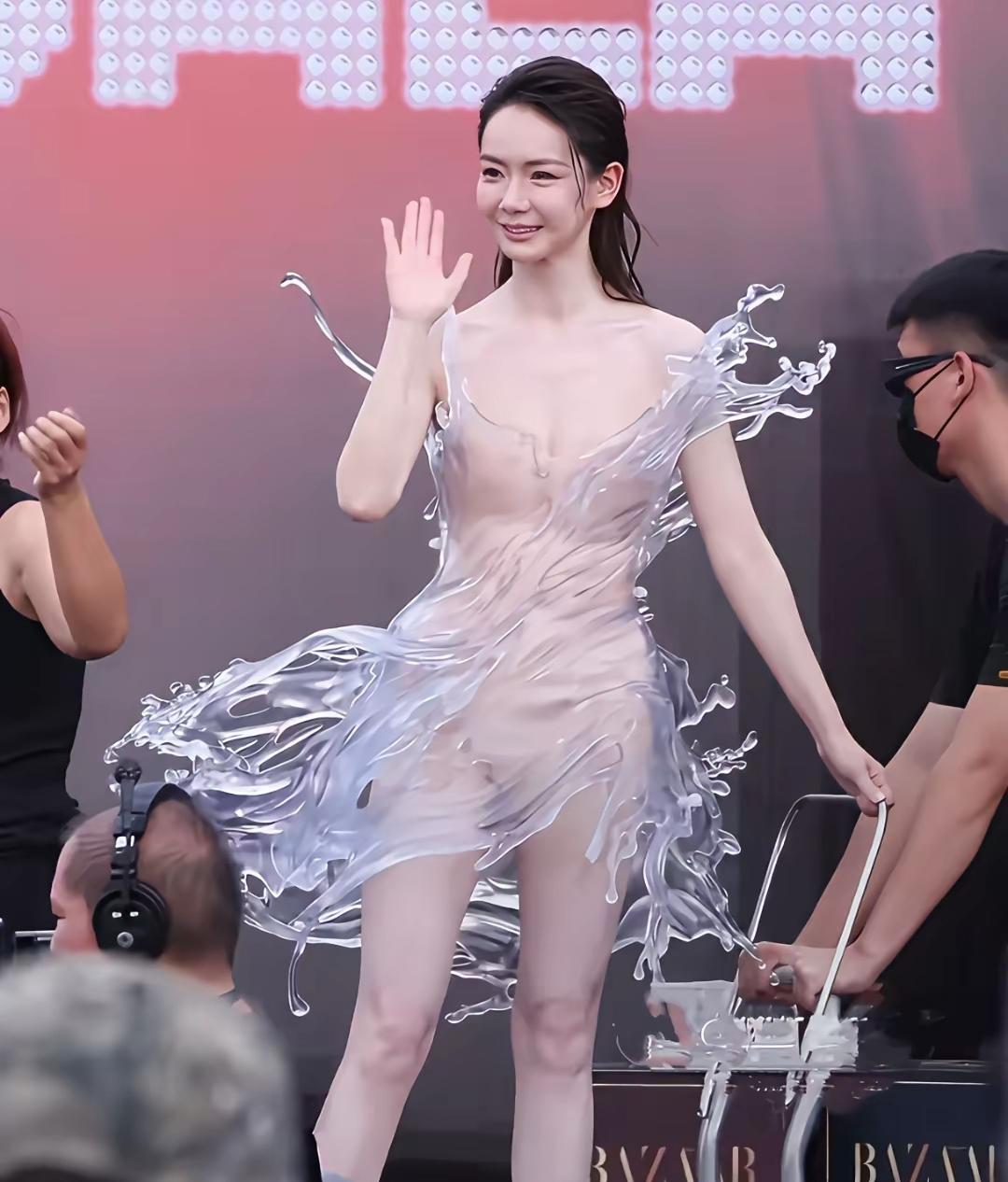 戚薇，应该是内娱最勇敢，勇于第一个吃螃蟹的人吧！她现身超级玩家芭莎之夜，穿着
