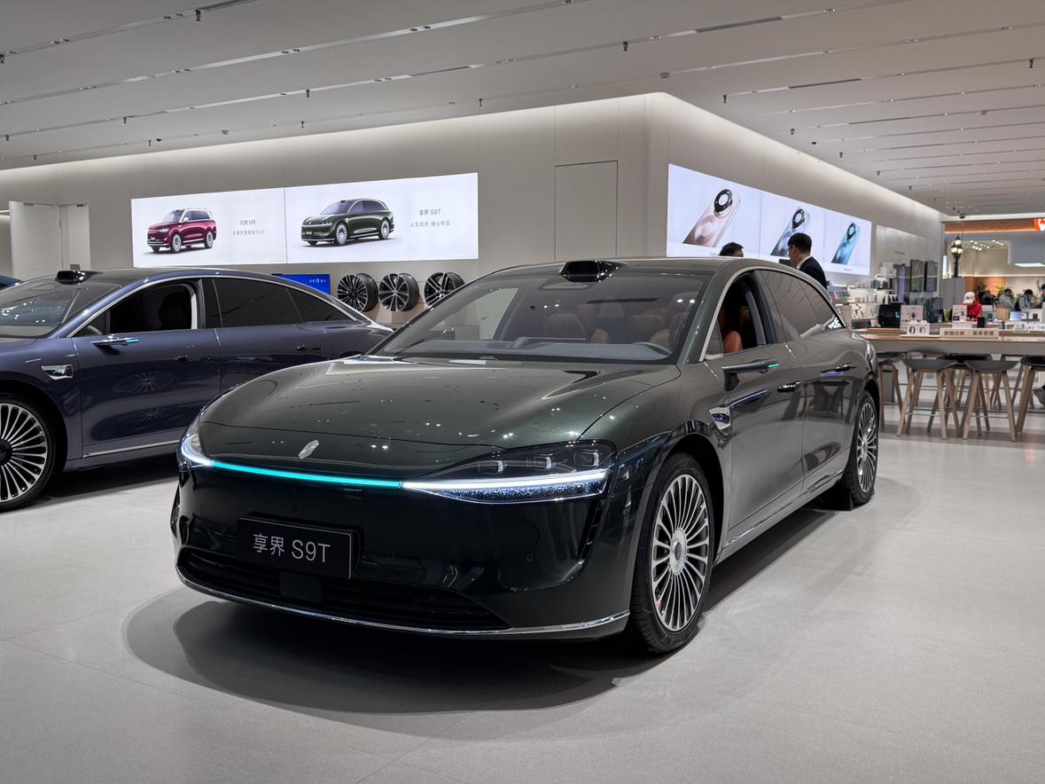 看完享界S9T实车，我身为瓦罐党真的很难不喜欢。这货从前排、后排到后备厢都贼能装