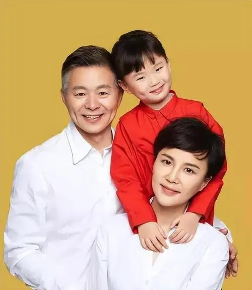 歌唱家王宏伟40岁还没有找到另一半，有一次去新疆演出，一位老朋友也替他着急，说：