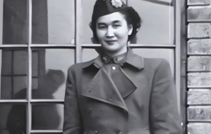 1940年，地下党康乃尔正在茶楼玩牌，一军统美女突然拍了拍他的肩膀，使了个眼色说