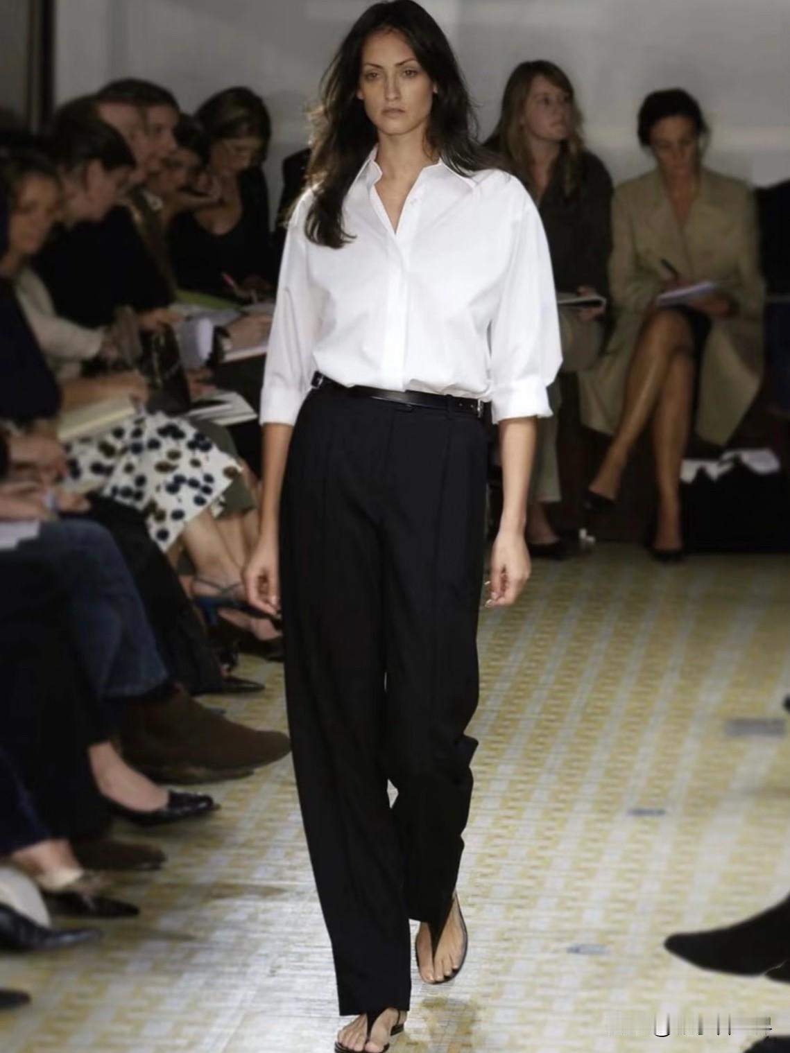 MartinMargiela在1997-2003年执掌爱马仕的设计，放到今天看