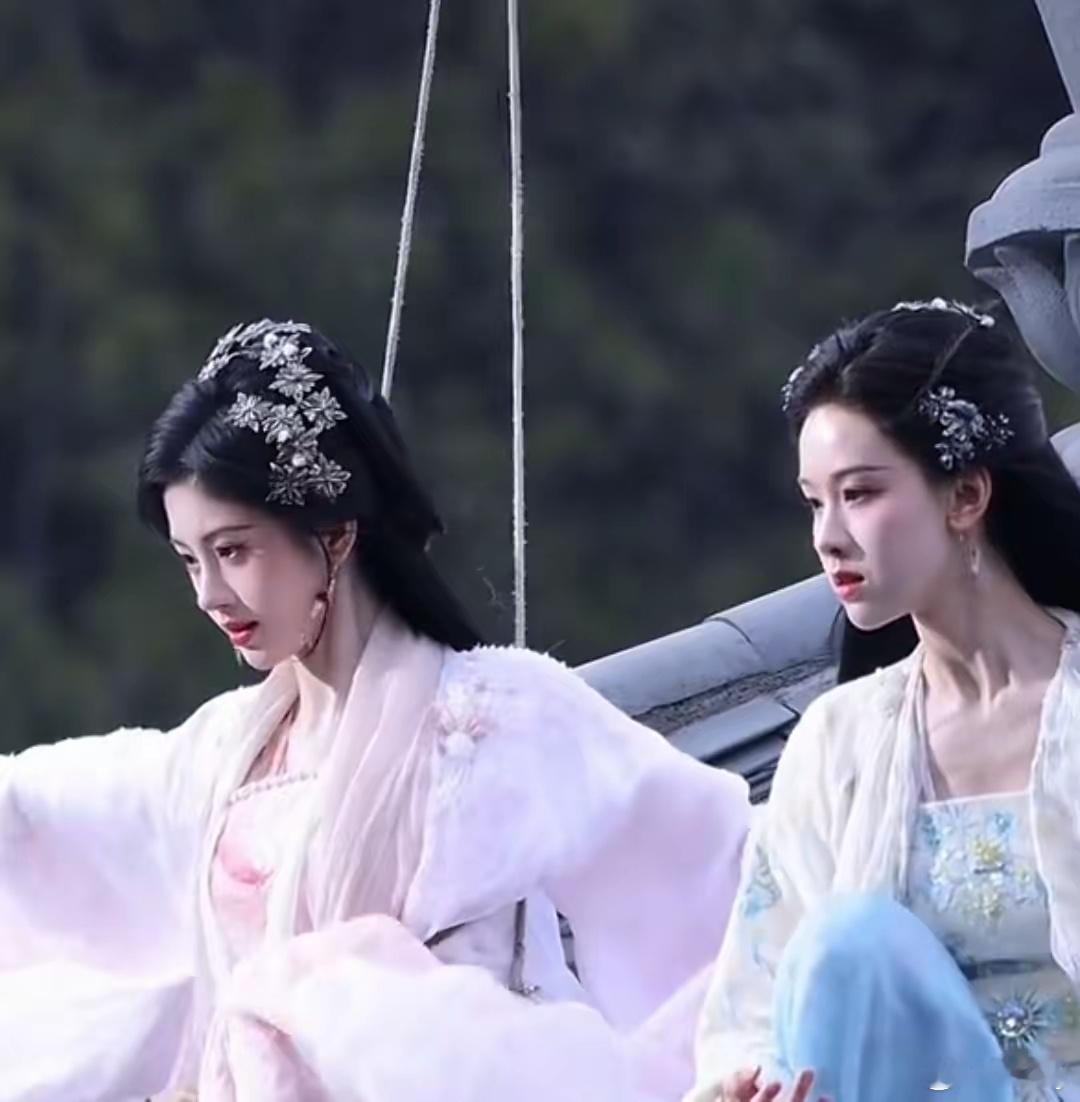 鞠婧祎出道这么久了，和她最有cp感的居然是陈都灵，一个浓颜一个淡颜真的像清冷稳