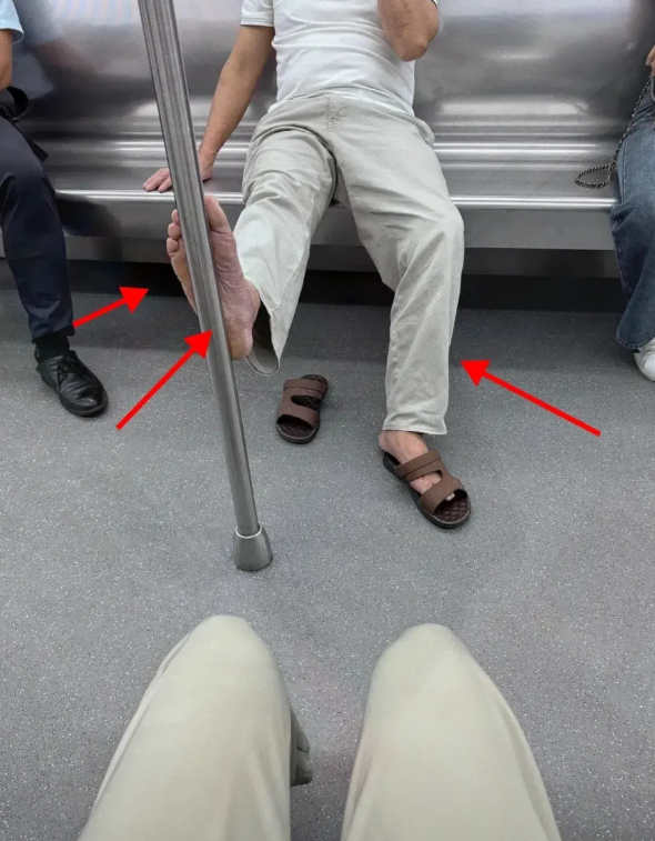 地铁上的一幕简直刷新认知！今天亲眼目睹一场超戏剧性的“知识暴击”。一位大爷脱了鞋