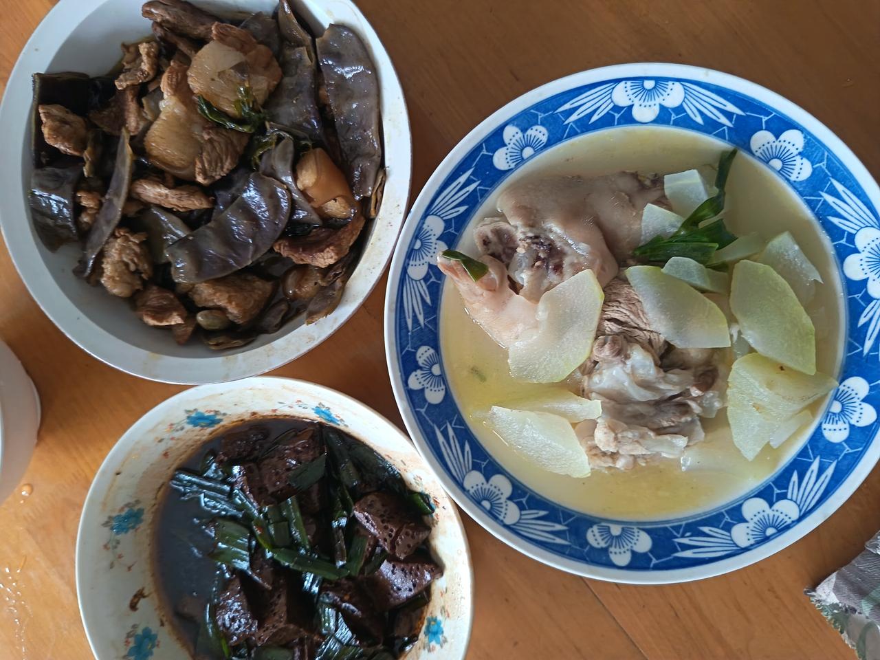 人家立冬吃饺子，我们家立冬吃猪蹄冬瓜汤！外加一个扁豆烧红烧肉和洋蒜叶炖猪血。虽不