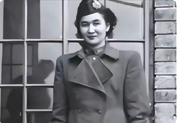 1940年，地下党康乃尔正在茶楼玩牌，一军统美女突然拍了拍他的肩膀，使了个眼色说